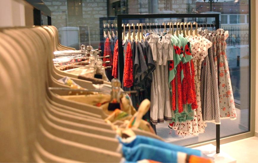 επιπλωση με κρεμασεις για showroom ενδυματων