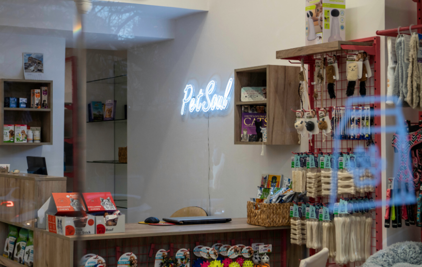 εξοπλισμος μεταλλικων ξυλινων επιπλων pet shop